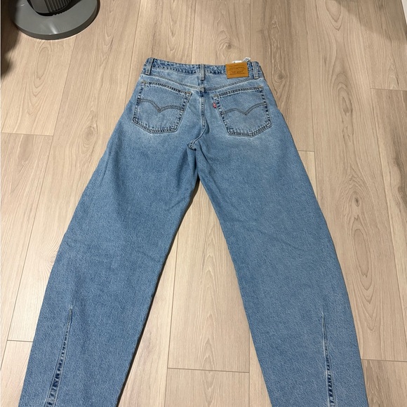 Levi's Relaxed Fit Light Blue Jeans - Picture 2 of 4